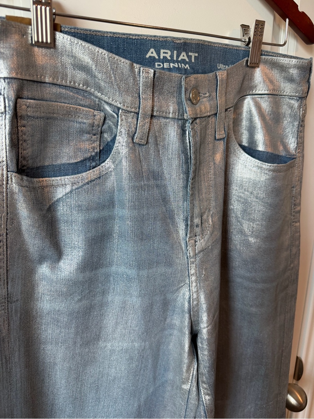 ⚡️Ariat Ultra High Rise Jazmine Wide Leg Silver Gloss Jeans - Picture 4 of 6